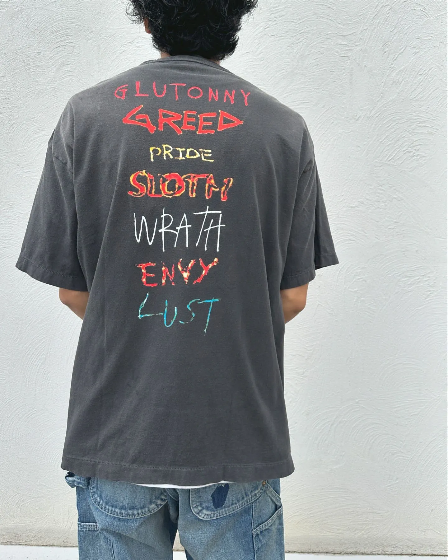SAINT Mxxxxxx SEVEN DEADLY SS TEE/BLK Phantom SAINT Seven Deadly Sins Printed TEE Washed Black S-XL Look for cylindrical fabrics with no side seams. Don’t buy open width fabrics anymore. It’s boring. Assute garments are dyed. The whole piece is sprayed with Ma Liu. Then spray the heavy parts to fade. The collar and cuffs are frayed. Many hangings are frayed. Accessories are complete. Customized original consistent main mark/wash mark/little angel anti-counterfeiting mark.